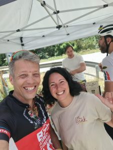 Participantes sonrientes junto al equipo de Pizza Stick tras completar la ruta